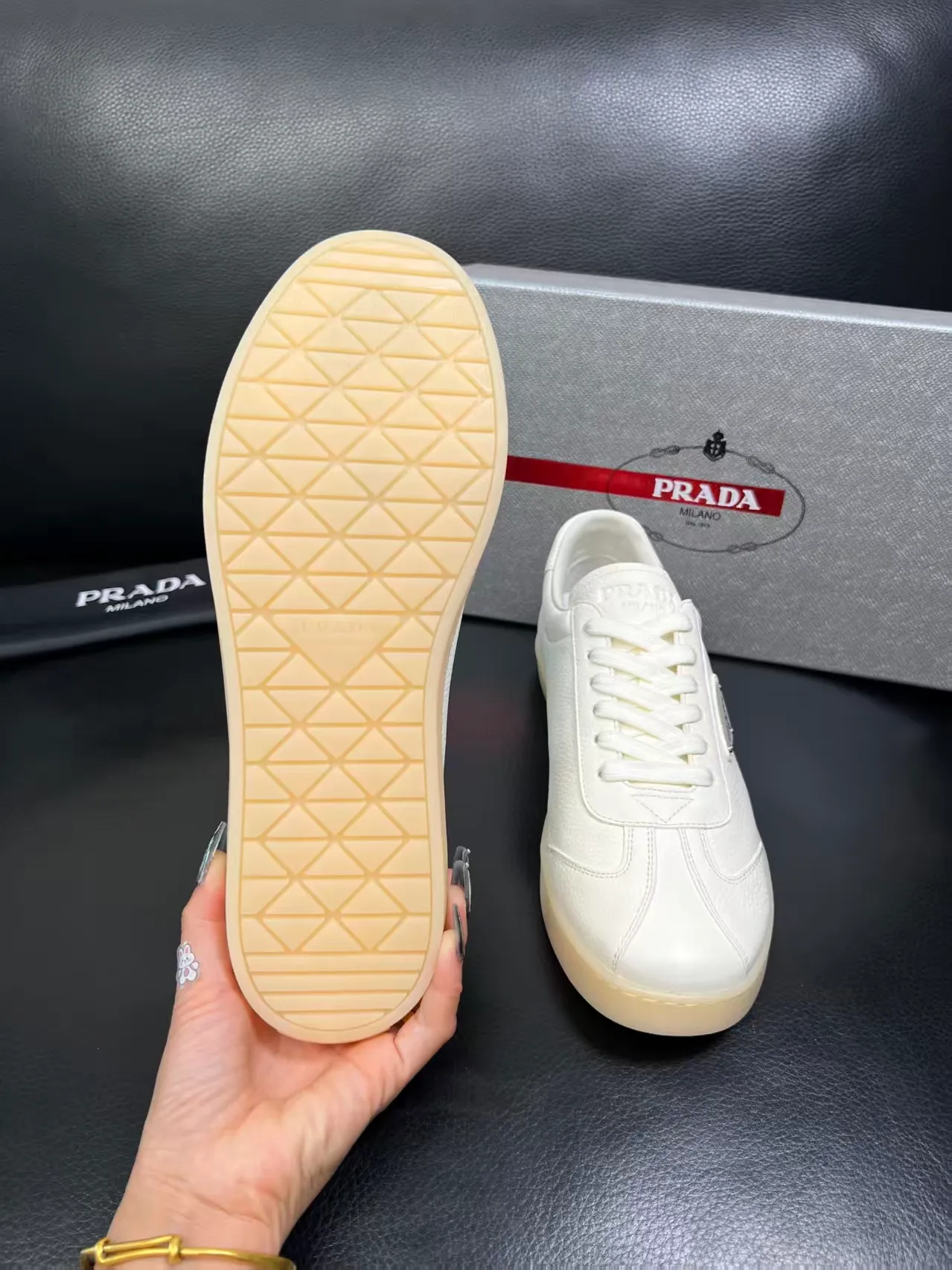 P380 38-45 Prada Prada’s new men’s leather sneakers, the highest version on the market, any comparison is welcome🆚! The original leather has excellent texture and is super high-end! Fetal sheep net lining imported from Italy, removable pad! Luxurious materials and fine workmanship, highly recommended! No. 058
